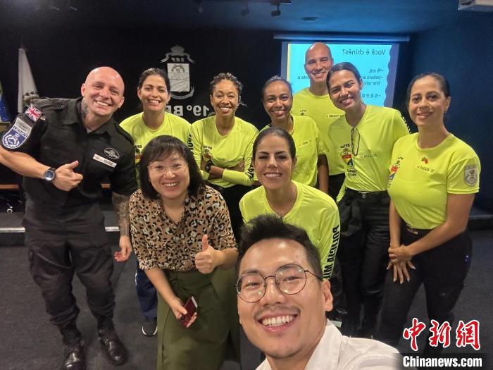 里約旅游警察上中文課?！±锛s熱內(nèi)盧天主教大學(xué)孔子學(xué)院供圖