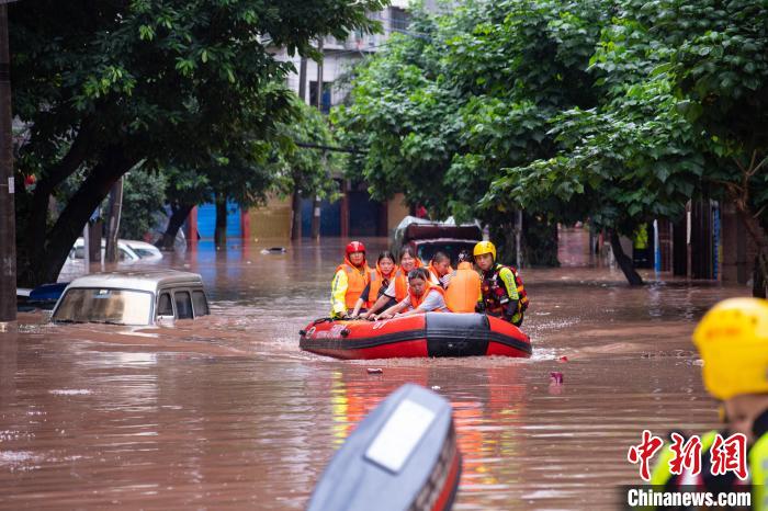 7月4日，萬州區(qū)五橋街道，消防救援人員用沖鋒舟救援轉(zhuǎn)運被困群眾?！∪矫宪?攝