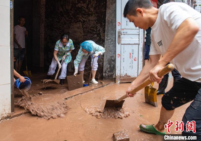 7月4日，萬州區(qū)五橋街道，洪水退去后，居民開展清淤工作。　冉孟軍 攝