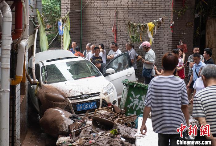 7月4日，萬州區(qū)五橋街道，居民救援受困的私家車?！∪矫宪?攝