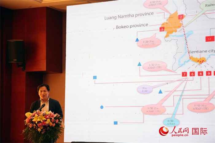 老撾計(jì)劃與投資部發(fā)展研究院院長(zhǎng)史提羅斯·拉斯福尼在活動(dòng)現(xiàn)場(chǎng)發(fā)言。人民網(wǎng)記者楊一攝