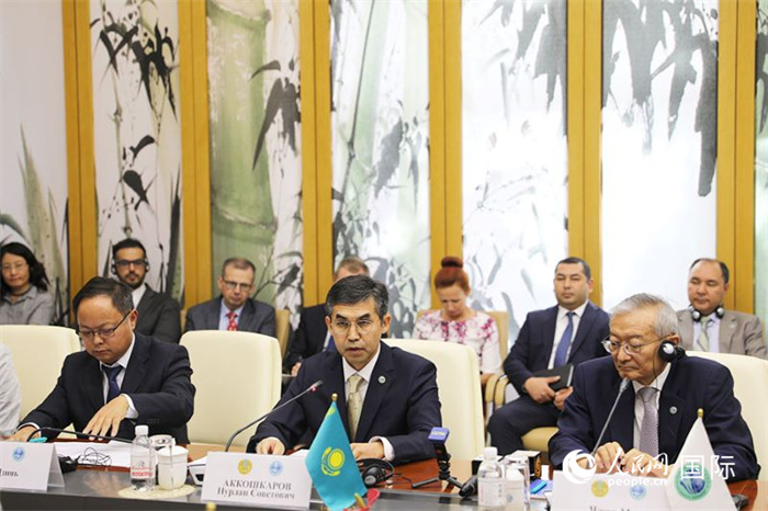 哈薩克斯坦常駐上合組織秘書處代表努爾蘭·阿科什卡羅夫介紹哈薩克斯坦接任輪值主席國(guó)后的優(yōu)先工作。人民網(wǎng) 俄布拉依攝