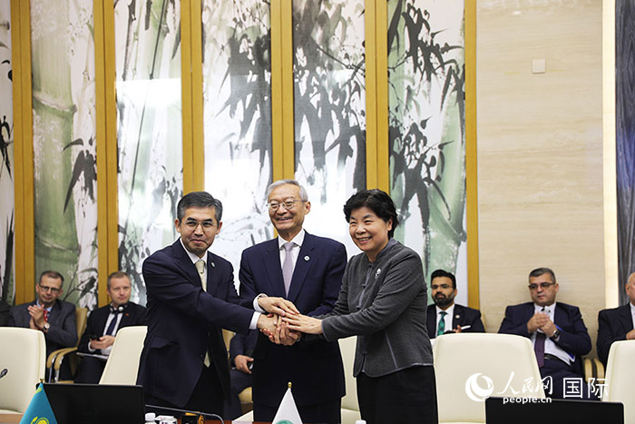 上合組織秘書處、哈駐華使館、上合組織睦鄰友好合作委員會(huì)簽署《聯(lián)合行動(dòng)計(jì)劃》。人民網(wǎng) 俄布拉依攝