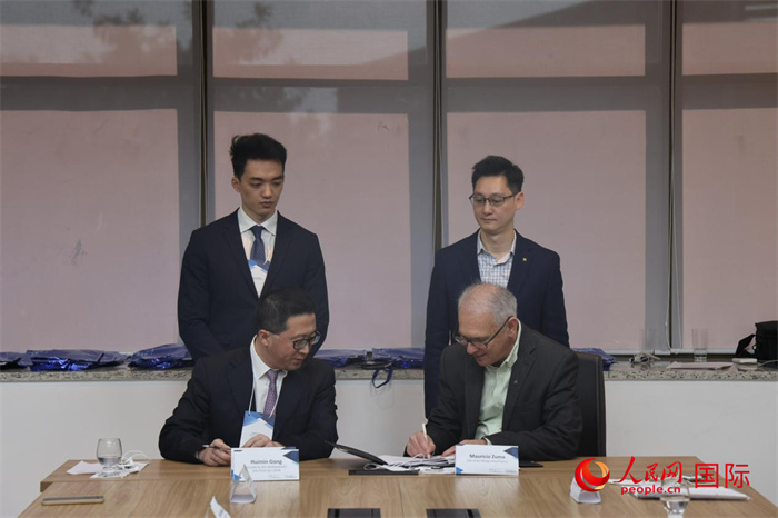 座談交流會上，中歐校友醫(yī)療健康產(chǎn)業(yè)協(xié)會與奧斯瓦爾多·克魯茲基金會簽署了合作備忘錄。人民網(wǎng)記者 時元皓攝