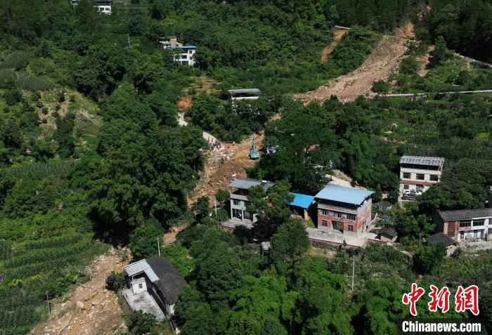 圖為航拍重慶萬州救援現(xiàn)場。　陳超 攝