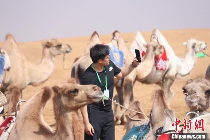 圖為臺(tái)胞體驗(yàn)大美內(nèi)蒙古。　托婭供圖