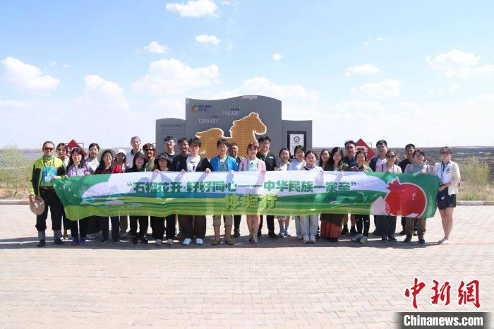 圖為臺(tái)胞體驗(yàn)大美內(nèi)蒙古?！⊥袐I供圖