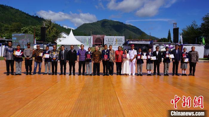 嘉賓為優(yōu)秀畢業(yè)生頒發(fā)榮譽(yù)證書。牛海濤攝