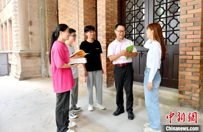 7月4日，臺灣教師陳昭志正在和學生交流。　呂明 攝