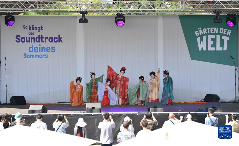7月8日，在德國(guó)柏林世界公園，漢服愛(ài)好者進(jìn)行漢服展示。新華社記者 任鵬飛 攝