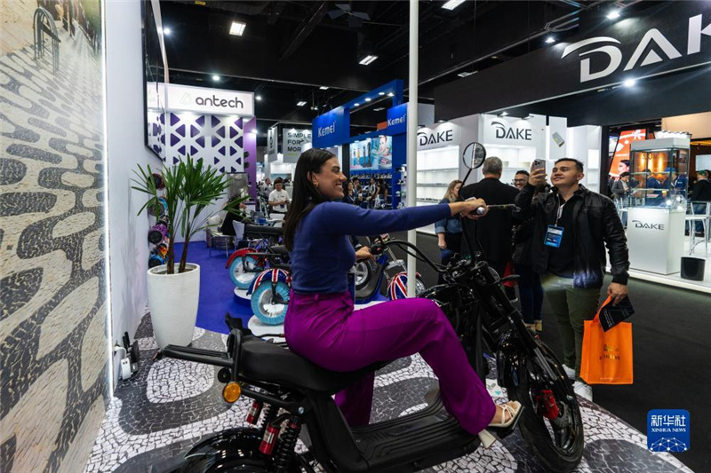 7月10日，在巴西圣保羅舉行的國際消費(fèi)類電子及家用電器產(chǎn)品展覽會上，參觀者體驗(yàn)一款電動自行車。新華社記者 王天聰 攝