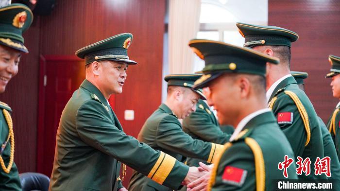 首長為晉銜官兵頒發(fā)任命狀?！堨狭?攝