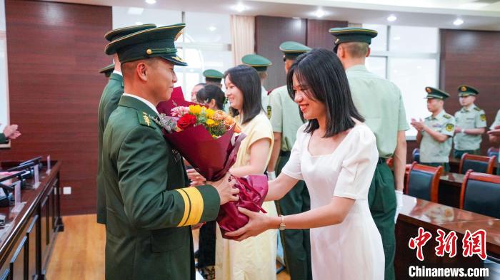軍屬向晉升警官獻(xiàn)花?！堨狭?攝