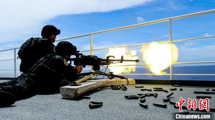 “和平方舟”號醫(yī)院船在西太平洋海域進行反恐反海盜演練。圖為火力組隊員進行警告射擊?！⌒煳?攝