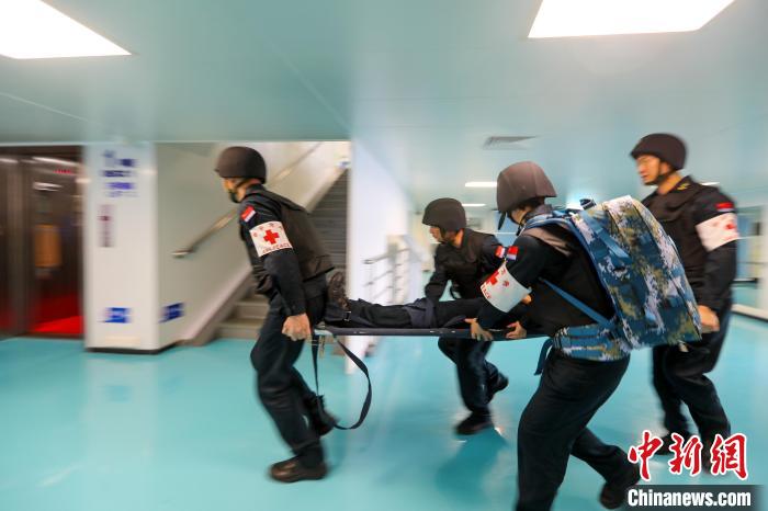 “和平方舟”號醫(yī)院船在西太平洋海域進行反恐反海盜演練。圖為醫(yī)療救護組在轉(zhuǎn)運“傷員”?！⌒煳?攝