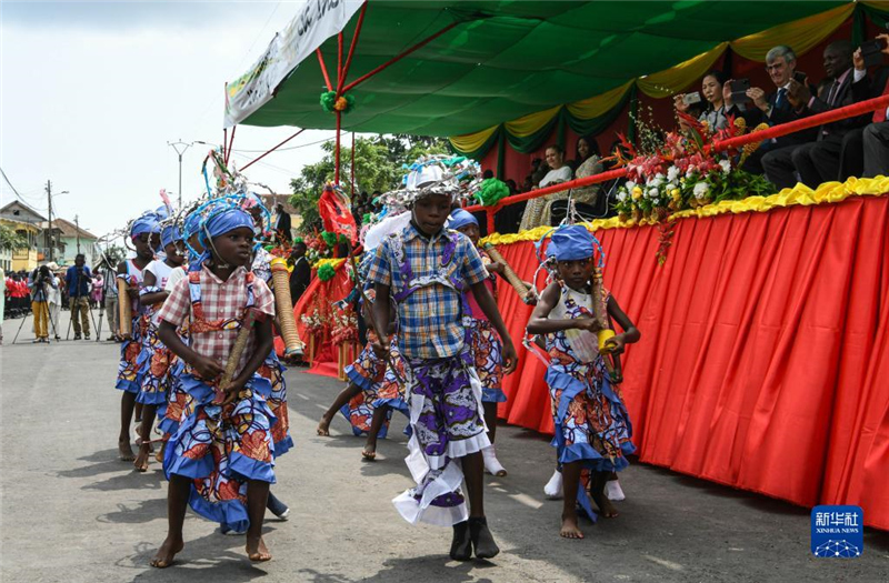 7月12日，演員在圣多美和普林西比圣多美島瓜達(dá)盧佩鎮(zhèn)舉行的獨(dú)立日慶典活動(dòng)上表演。新華社記者 韓旭 攝