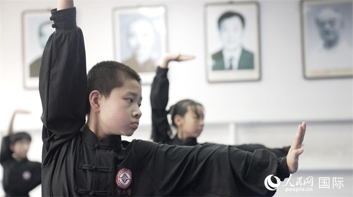 正在練習(xí)劈掛拳的武術(shù)學(xué)童。人民網(wǎng)記者 袁蒙攝