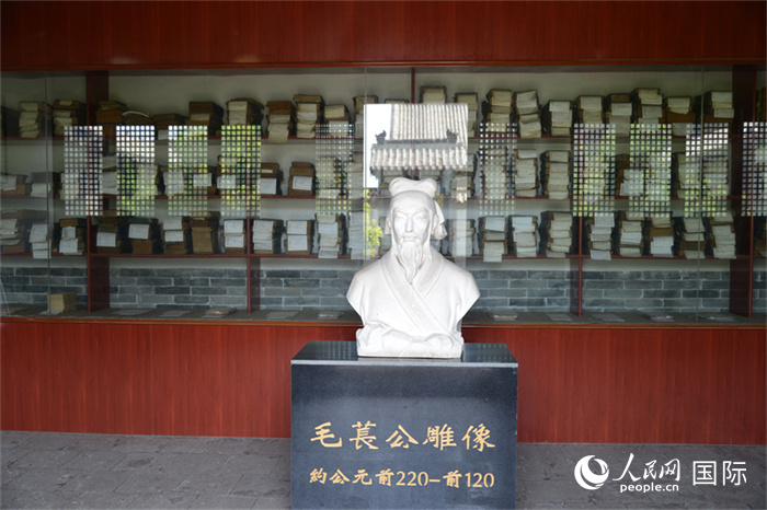 河間詩經(jīng)齋毛萇雕像。雕像后書櫥中陳列的是歷代各版本《詩經(jīng)》及譯本。 人民網(wǎng) 趙昭攝