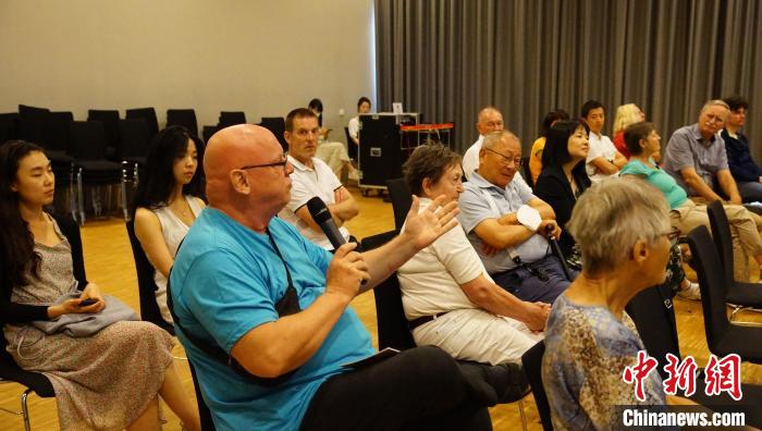 圖為現(xiàn)場觀眾提問。　柏林中國文化中心供圖