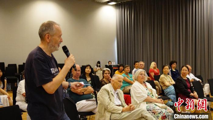 圖為現(xiàn)場觀眾提問?！“亓种袊幕行墓﹫D