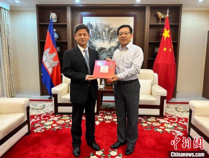 7月12日下午，中國駐柬埔寨大使王文天在金邊會見援柬中醫(yī)醫(yī)療隊。　中國駐柬埔寨大使館微信公眾號 攝