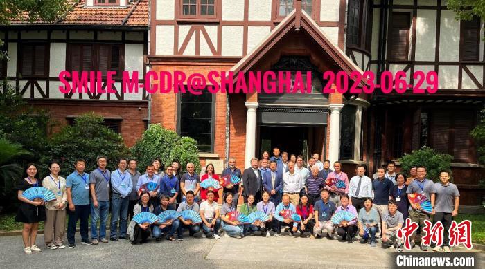 “微笑”衛(wèi)星(SMILE)任務(wù)中歐聯(lián)合轉(zhuǎn)正樣設(shè)計評審會合影。　中科院國家空間科學(xué)中心 供圖