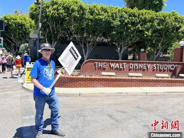 當?shù)貢r間7月14日上午，華納兄弟、迪士尼等美國影視娛樂產業(yè)巨頭總部門前，有成百上千的人高舉“罷工”標語牌游行示威。由于未能與美國電影和電視制片人聯(lián)盟(AMPTP)就新合同達成協(xié)議，擁有約16萬名會員的好萊塢三大工會之一美國影視演員協(xié)會(SAG-AFTRA)發(fā)起罷工，于14日起在洛杉磯和紐約的十余家制片公司外示威游行。 <a target='_blank' href='/'><p  align=