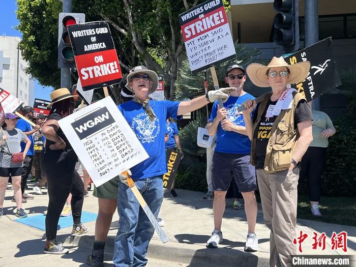 當?shù)貢r間7月14日上午，華納兄弟、迪士尼等美國影視娛樂產業(yè)巨頭總部門前，有成百上千的人高舉“罷工”標語牌游行示威。由于未能與美國電影和電視制片人聯(lián)盟(AMPTP)就新合同達成協(xié)議，擁有約16萬名會員的好萊塢三大工會之一美國影視演員協(xié)會(SAG-AFTRA)發(fā)起罷工，于14日起在洛杉磯和紐約的十余家制片公司外示威游行。 <a target='_blank' href='/'><p  align=