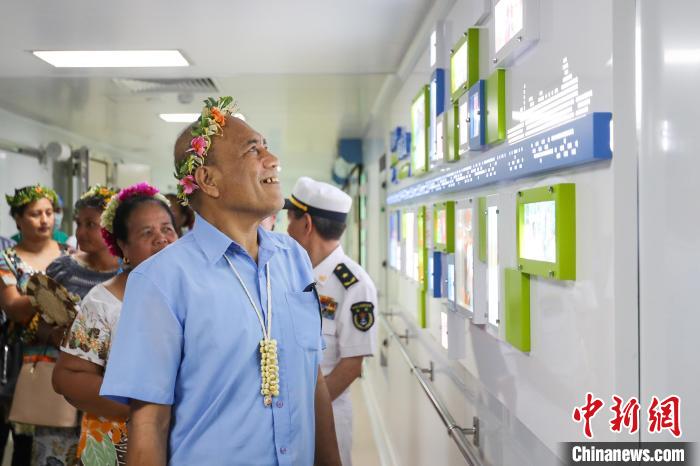 基里巴斯總統(tǒng)等政要參觀海上醫(yī)院?！⌒煳?攝