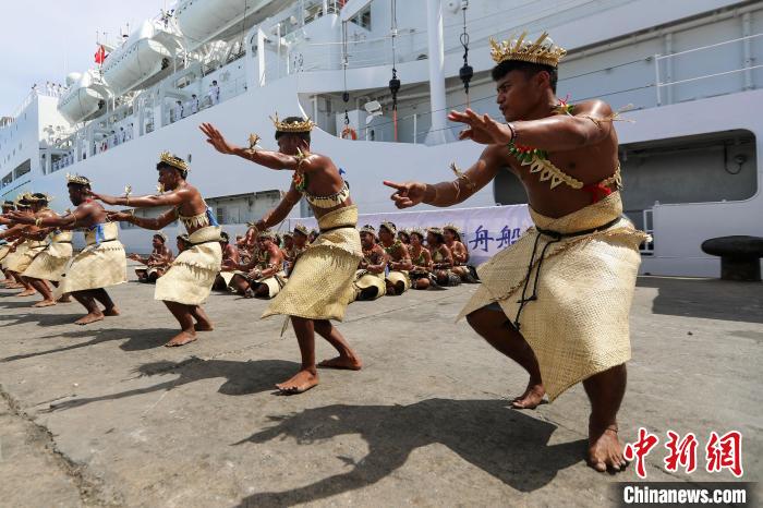 基方民眾表演當(dāng)?shù)靥厣璧?，歡迎“和平方舟”號醫(yī)院船來訪。　徐巍 攝