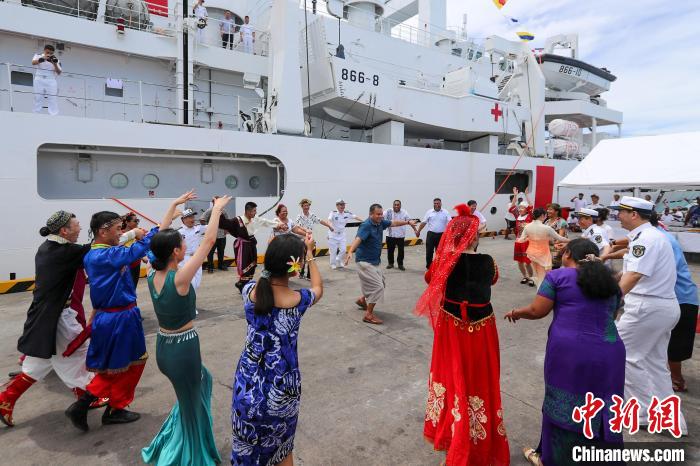 中基雙方人員在碼頭歡迎儀式上歡聚一堂?！⌒煳?攝