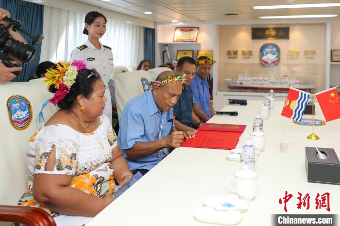 基里巴斯總統(tǒng)塔內(nèi)希·馬茂為“和平方舟”醫(yī)院船留言?！⌒煳?攝