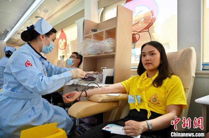 圖為獻血活動現(xiàn)場?！∮峋?攝