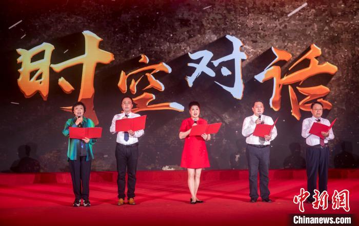 陳曉帆與顏福慶之孫顏志淵、陶行知曾孫陶侃、榮毅仁侄女榮智豐深情朗誦《與統(tǒng)戰(zhàn)先輩的時(shí)空對(duì)話》?！堦?攝