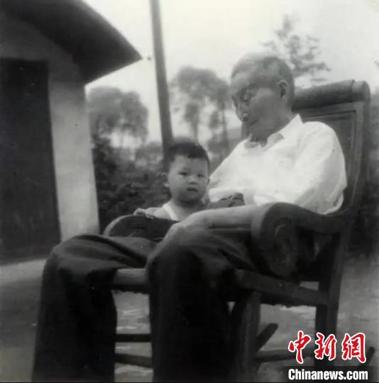 陳望道與幼年的陳曉帆。　陳曉帆供圖