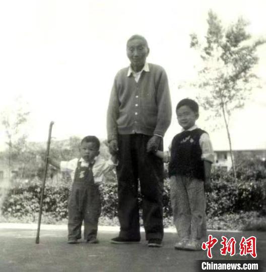 陳望道與幼年的陳曉帆(左)、陳曉帆的哥哥一起合影?！￡悤苑﹫D