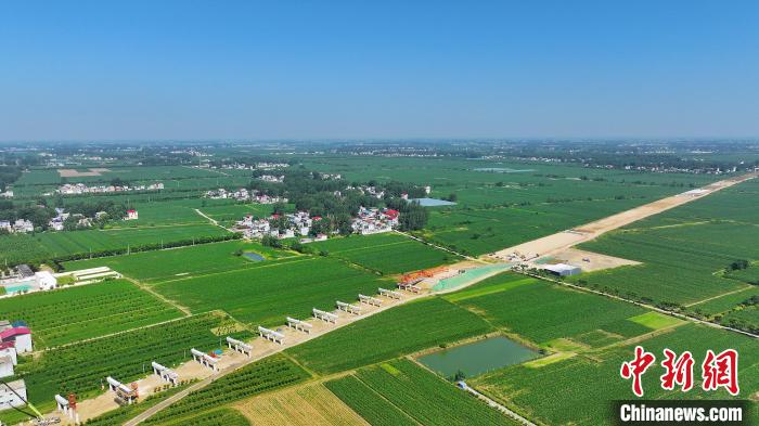 航拍合(肥)周(口)高速潁臨段8標架梁施工現(xiàn)場?！⒂癫?攝