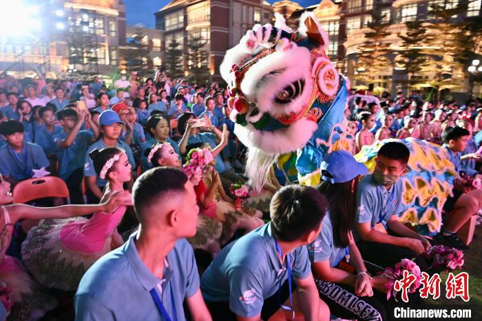 舞獅表演與現(xiàn)場觀眾互動(dòng)?！⊥鯑|明 攝