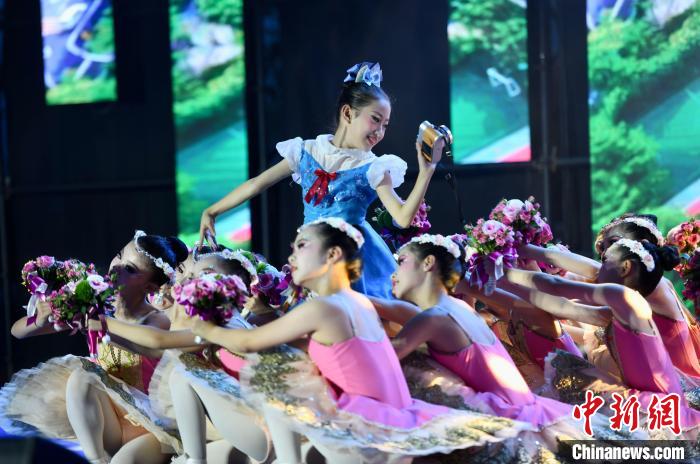 芭蕾表演《鮮花送給好朋友》?！⊥鯑|明 攝