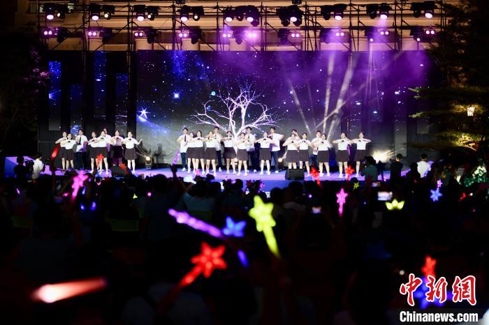 合唱表演《夜空中最亮的星》。　王東明 攝