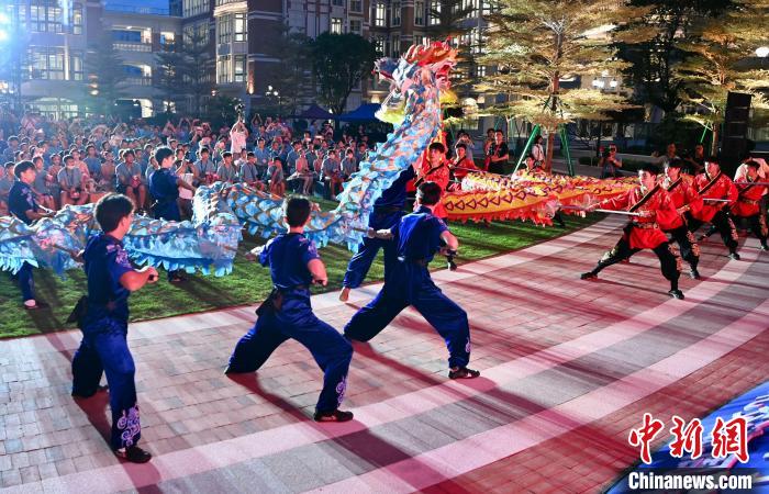 兩岸青少年同臺(tái)呈現(xiàn)龍獅表演?！⊥鯑|明 攝