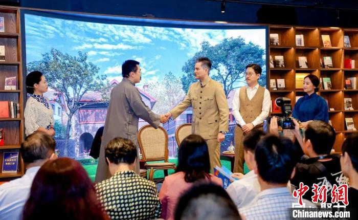 實(shí)驗(yàn)舞臺(tái)劇《握手》片段?！↑S浦區(qū)委統(tǒng)戰(zhàn)部供圖