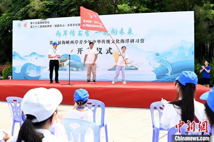 研習(xí)營授旗儀式?！埥鸫?攝