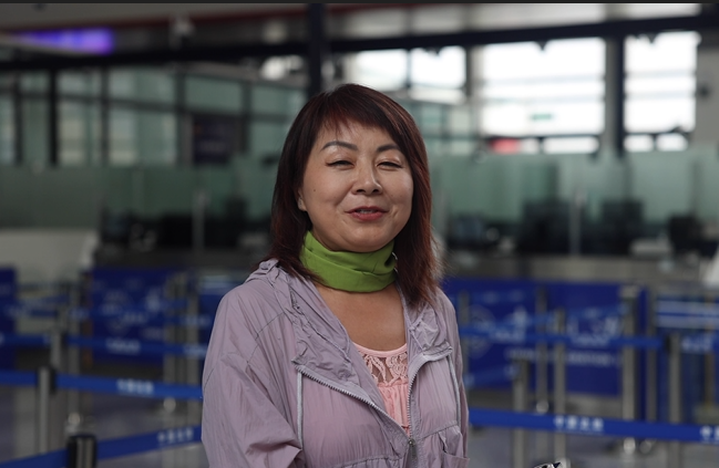 7月22日，曾經(jīng)在老撾瑯勃拉邦工作過(guò)3年的加拿大華僑孫月玲乘坐中老鐵路國(guó)際旅客列車從中國(guó)出境。衛(wèi)海林 攝