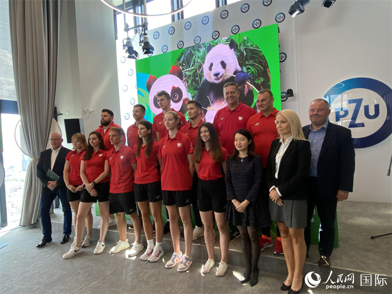 嘉賓與代表團(tuán)代表合影。人民網(wǎng)記者 禹麗敏攝