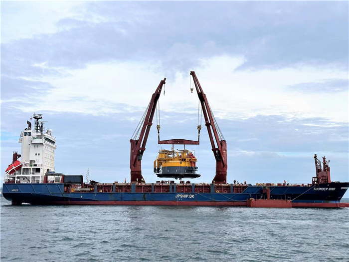 印尼拉維拉維項(xiàng)目32萬(wàn)噸級(jí)單點(diǎn)系泊設(shè)備運(yùn)抵巴厘島巴板港口。張守剛攝