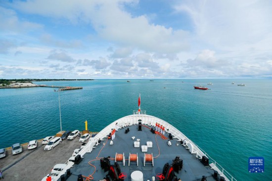 7月22日，中國海軍“和平方舟”號醫(yī)院船駛離基里巴斯首都塔拉瓦。當(dāng)?shù)貢r(shí)間22日上午10時(shí)，執(zhí)行“和諧使命-2023”任務(wù)的中國海軍“和平方舟”號醫(yī)院船圓滿結(jié)束對基里巴斯的首次訪問，駛離基里巴斯首都塔拉瓦，前往本次任務(wù)的第二站湯加努庫阿洛法港。新華社發(fā)（黎宇 攝）