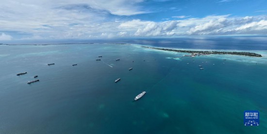 7月22日，中國海軍“和平方舟”號醫(yī)院船結(jié)束基里巴斯訪問，駛離塔拉瓦港。新華社發(fā)（桂江波 攝）