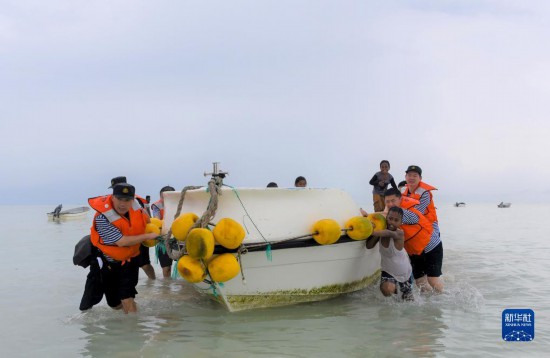 7月21日，中國海軍“和平方舟”號醫(yī)院船醫(yī)護(hù)人員涉水登島，前往基里巴斯一診療點(diǎn)。新華社記者 黎云 攝