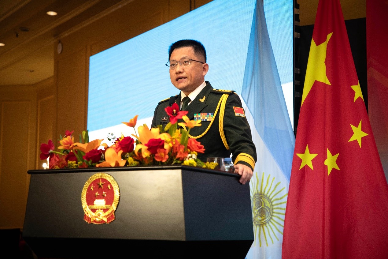 中國駐阿根廷大使館武官劉淼大校致辭。中國駐阿根廷大使館供圖